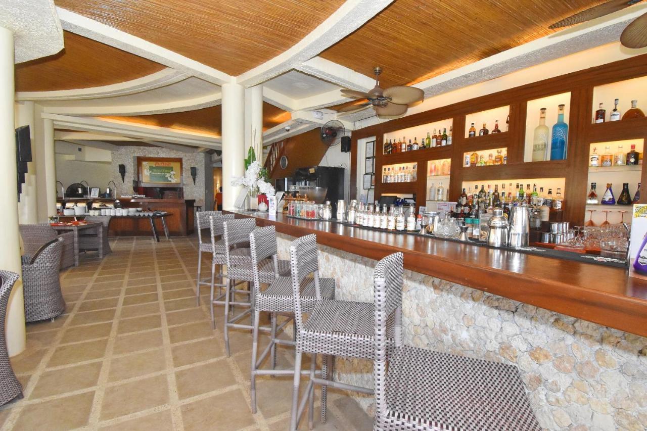 Ambassador In Paradise Balabag  Esterno foto The bar at the Beach Club