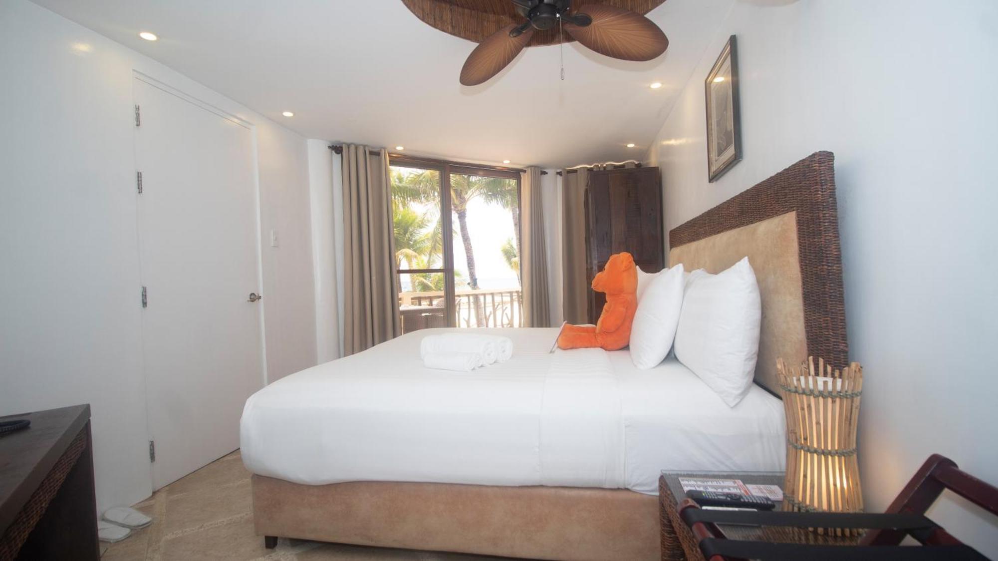 Ambassador In Paradise Balabag  Esterno foto A bedroom at the Hilton San Diego Bayfront