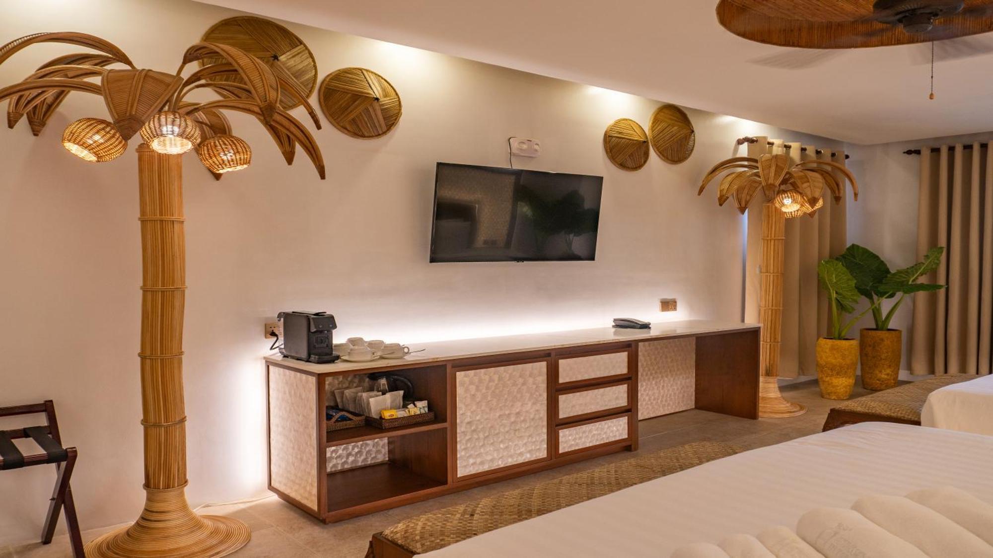 Ambassador In Paradise Balabag  Esterno foto A room at the resort
